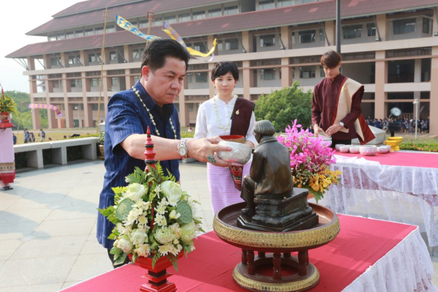 หัวหน้าส่วนราชการ ถวายเครื่องสักการะและสรงน้ำสงกรานต์พระราชานุสาวรีย์สมเด็จพระศรีนครินทราบรมราชชนนี