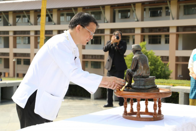 หัวหน้าส่วนราชการ ถวายเครื่องสักการะและสรงน้ำสงกรานต์พระราชานุสาวรีย์สมเด็จพระศรีนครินทราบรมราชชนนี