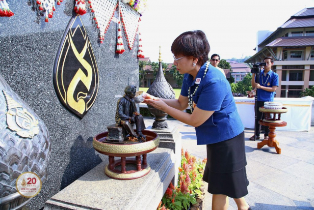 รศ.ดร.ชยาพร วัฒนศิริ รองอธิการบดี ถวายเครื่องสักการะ และสรงน้ำสงกรานต์พระราชานุสาวรีย์ฯ