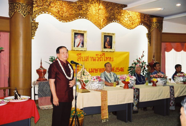 รศ.ดร.วันชัย ศิริชนะ อธิการบดี กล่าวขอบคุณผู้เข้าร่วมพิธีรดน้ำดำหัว