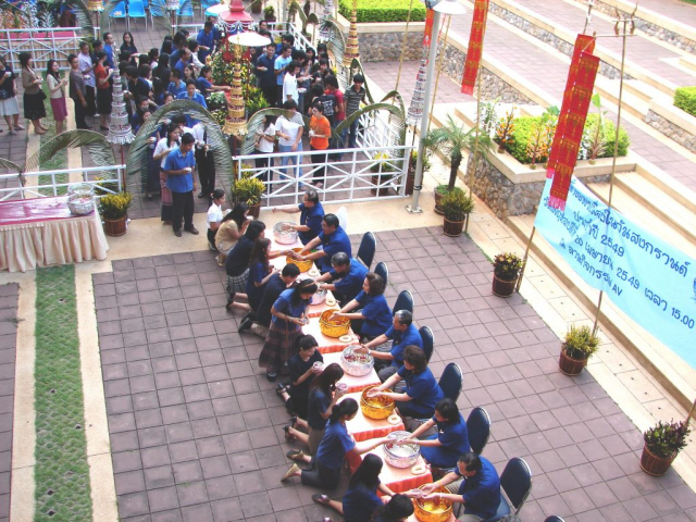 พิธีรดน้ำดำหัวอธิการบดี และผู้บริหารมหาวิทยาลัยแม่ฟ้าหลวง