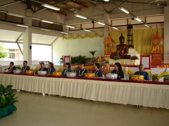 อธิการบดี รองอธิการบดี และผู้บริหาร สรงน้ำพระพุทธรูปเสร็จแล้วนั่งประจำที่