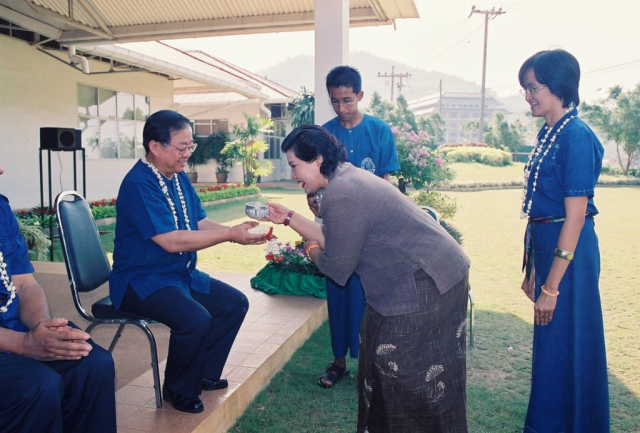 พนักงานรดน้ำดำหัวอธิการบดี และผู้บริหารมหาวิทยาลัยแม่ฟ้าหลวง