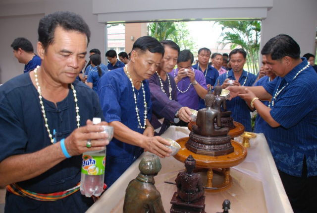 ผู้เข้าร่วมพิธีสรงน้ำพระเจ้าล้านทองเฉลิมพระเกียรติฯ และพระรูปสมเด็จพระศรีนครินทราบรมราชชนนีบริเวณโถงทางเข้าหอประชุมสมเด็จย่า