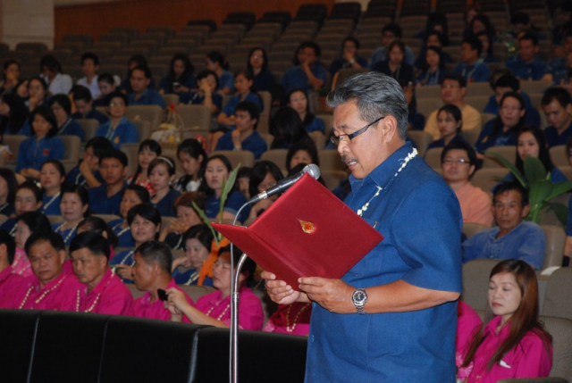 รศ.น.สพ.ดร.เทอด เทศประทีป ที่ปรึกษาอธิการบดีนำกล่าวคำขอสูมาคาราวะและขอพรปี๋ใหม่เมือง