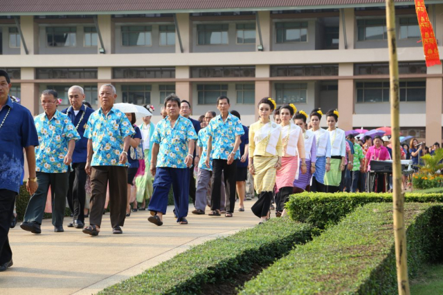ผู้เข้าร่วมพิธีเคลื่อนขบวนไปยังหอประชุมสมเด็จย่า