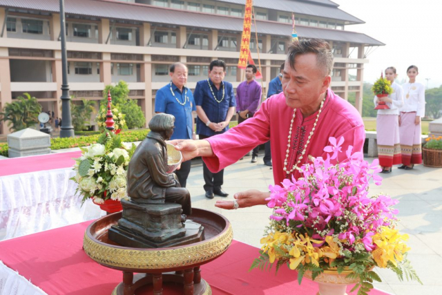 หัวหน้าส่วนราชการ ถวายเครื่องสักการะและสรงน้ำสงกรานต์พระราชานุสาวรีย์สมเด็จพระศรีนครินทราบรมราชชนนี