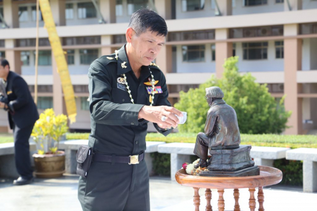 หัวหน้าส่วนราชการ ถวายเครื่องสักการะและสรงน้ำสงกรานต์พระราชานุสาวรีย์สมเด็จพระศรีนครินทราบรมราชชนนี