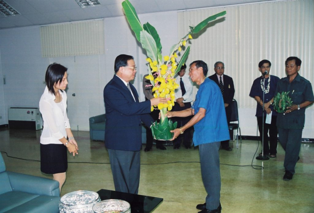 ผู้เข้าร่วมพิธีมอบของดำหัวให้แก่ รศ.ดร.วันชัย ศิริชนะ อธิการบดี