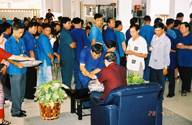 คณะกำนันผู้ใหญ่บ้านพร้อมทั้งตัวแทนชาวบ้าน 4 ตำบล รอบมหาวิทยาลัย เข้าร่วมพิธีรดน้ำดำหัวและมอบกระเช้าดำหัวให้แก่อธิการบดี