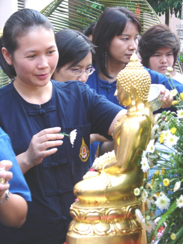 พนักงาน ผู้เข้าร่วมพิธี สรงน้ำพระพุทธรูป