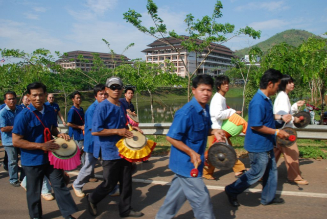 ขบวนรดน้ำดำหัวไปวิหารพระเจ้าล้านทองเฉลิมพระเกียรติฯ