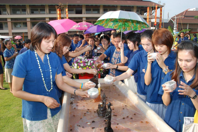 ผู้นำชุมชน ผู้บริหาร พนักงาน และนักศึกษา สรงน้ำพระพุทธรูปพระเจ้าล้านทองเฉลิมพระเกียรติฯ