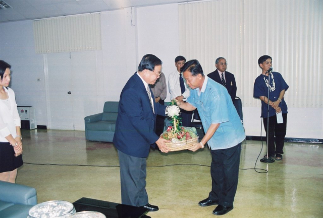 ผู้เข้าร่วมพิธีมอบของดำหัวให้แก่ รศ.ดร.วันชัย ศิริชนะ อธิการบดี