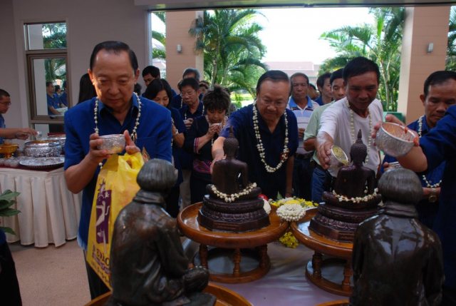 ผู้นำชุมชน ผู้บริหาร พนักงาน และนักศึกษา สรงน้ำพระเจ้าล้านทองเฉลิใพระเกียรติฯ และสรงน้ำสงกรานต์พระราชานุสาวรีย์สมเด็จพระศรีนครินทราบรมราชชนนี
