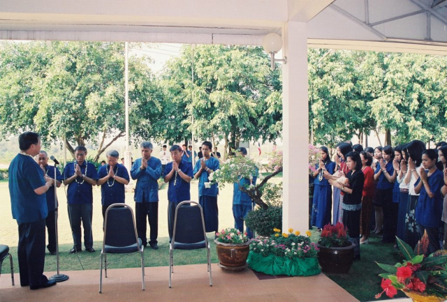รศ.ดร.วันชัย ศิริชนะ อธิการบดี ให้พรผู้เข้าร่วมพิธีรดน้ำดำหัว