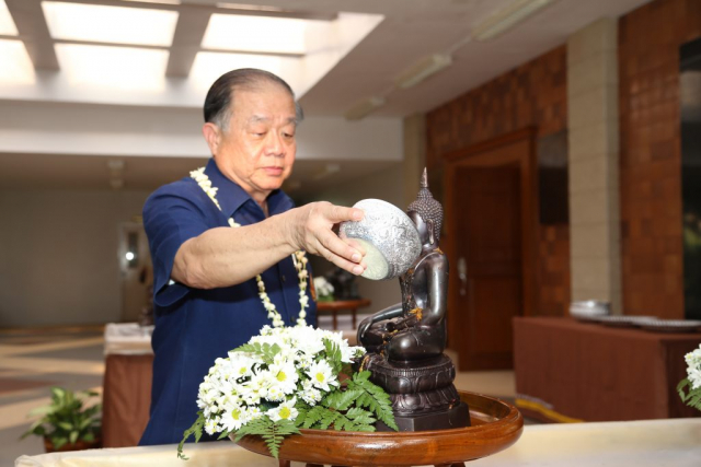 รศ.ดร.วันชัย ศิริชนะ อธิการบดี สรงน้ำพระเจ้าล้านทองเฉลิมพระเกียรติฯ บริเวณโถงทางเข้าหอประชุมสมเด็จย่า