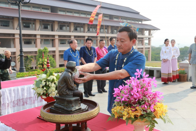 หัวหน้าส่วนราชการ ถวายเครื่องสักการะและสรงน้ำสงกรานต์พระราชานุสาวรีย์สมเด็จพระศรีนครินทราบรมราชชนนี