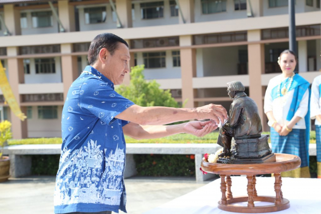 หัวหน้าส่วนราชการ ถวายเครื่องสักการะและสรงน้ำสงกรานต์พระราชานุสาวรีย์สมเด็จพระศรีนครินทราบรมราชชนนี