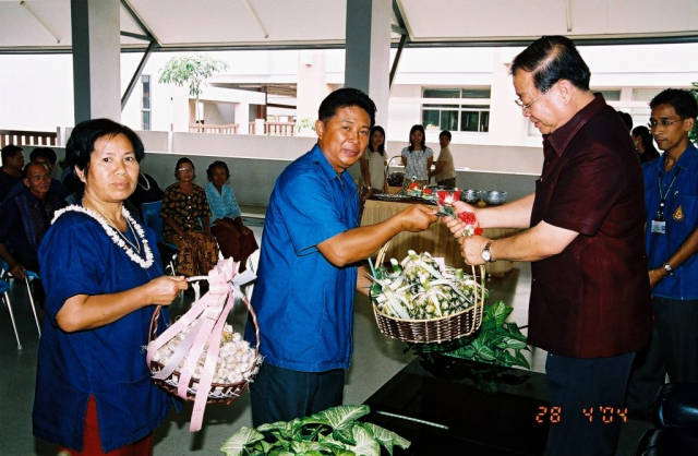 คณะกำนันผู้ใหญ่บ้านพร้อมทั้งตัวแทนชาวบ้าน 4 ตำบล รอบมหาวิทยาลัย เข้าร่วมพิธีรดน้ำดำหัวและมอบกระเช้าดำหัวให้แก่อธิการบดี