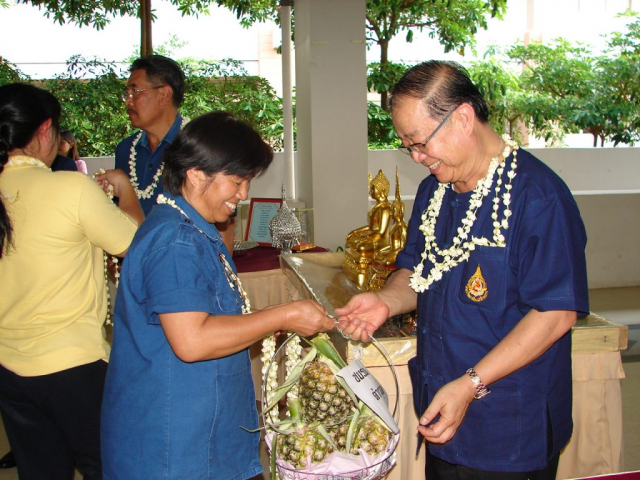 ผู้เข้าร่วมพิธีมอบของรดน้ำขอพรให้แก่รศ.ดร.วันชัย ศิริชนะ อธิการบดี