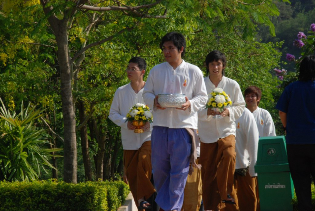 ขบวนรดน้ำดำหัวไปวิหารพระเจ้าล้านทองเฉลิมพระเกียรติฯ