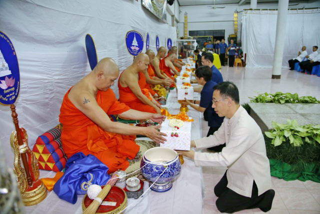 ผู้บริหารมหาวิทยาลัยแม่ฟ้าหลวง และแขกผู้มีเกียรติถวายไทยธรรมแด่พระสงฆ์