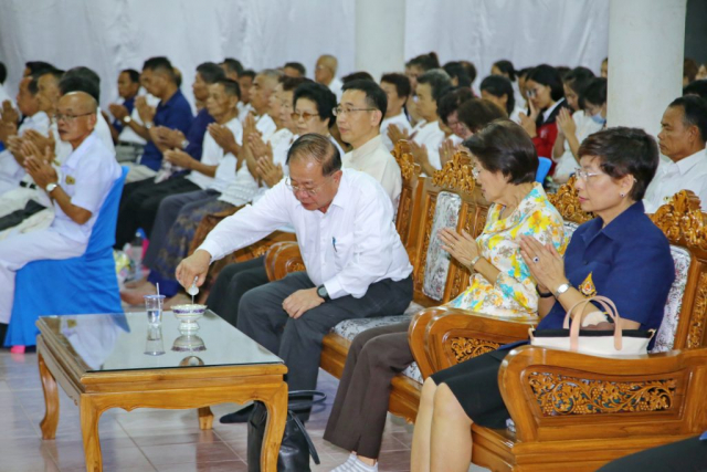 รศ.ดร.วันชัย ศิริชนะ ประธานในพิธีกรวดน้ำ