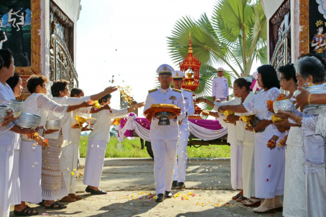 ดร.พนม วิญญายอง รองอธิการบดี อัญเชิญผ้าไตรพระราชทานเข้าสู่วัดทรายมูล