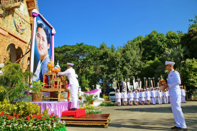 ดร.พนม วิญญายอง รองอธิการบดี อัญเชิญผ้าไตรพระราชทานประดิษฐานบนโต๊ะหมู่หน้าอุโบสถวัดทรายมูล