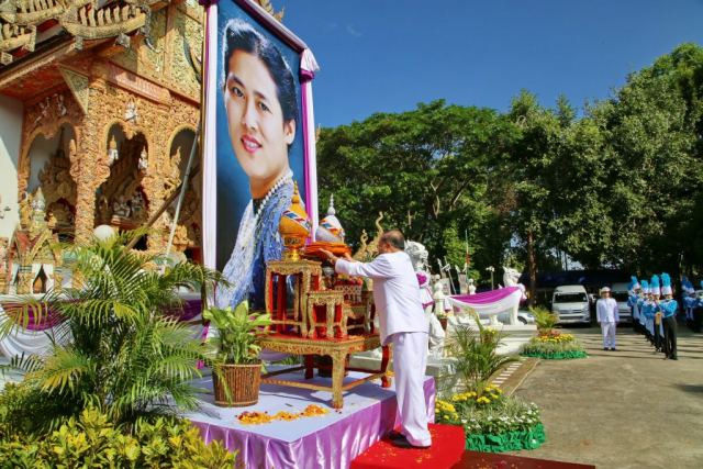 รศ.ดร.วันชัย ศิริชนะ ประธานในพิธีถวายความเคารพพระฉายาลักษณ์สมเด็จพระเทพรัตนราชสุดา ฯ สยามบรมราชกุมารี แล้วถือผ้าพระกฐิน อุ้มประคอง ยืนตรง ถวายความเคารพ