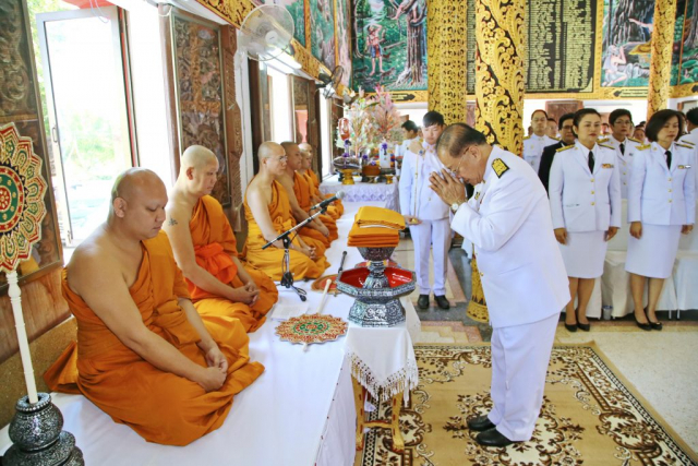รศ.ดร.วันชัย ศิริชนะ ประธานเข้าสู่อุโบสถและนำผ้ากฐินพระราชทานไปวางบนพานแว่นฟ้าหน้าพระสงฆ์ รูปที่ 2