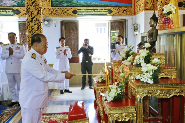 รศ.ดร.วันชัย ศิริชนะ ประธานจุดธูปเทียนบูชาพระรัตนตรัย