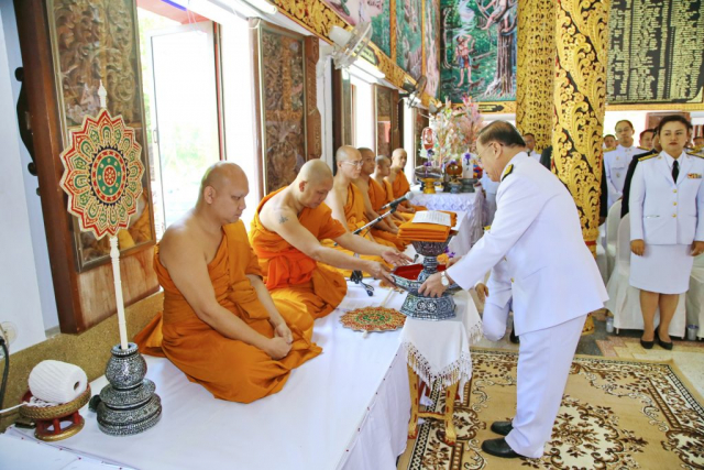 รศ.ดร.วันชัย ศิริชนะ ประธานในพิธียกพานผ้าพระกฐินประเคนพระสงฆ์รูปที่ 2 พร้อมด้วยเทียนปาฏิโมกข์