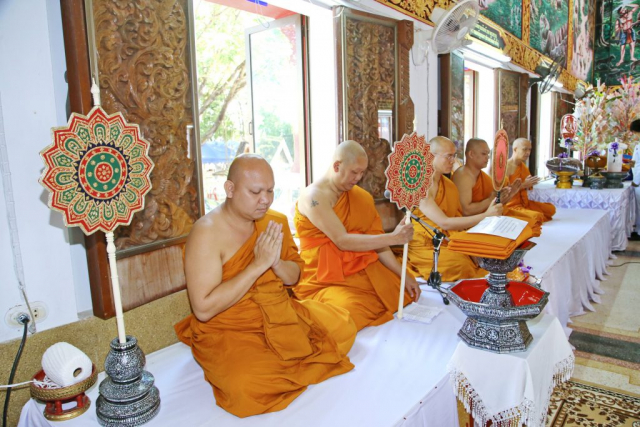 พระสงฆ์อปโลกน์กฐิน และสวดกฐิน