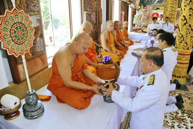 รศ.ดร.วันชัย ศิริชนะ ประธานในพิธีถวายเครื่องบริวารกฐินแด่พระภิกษุผู้ครองผ้ากฐิน