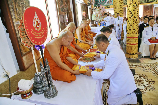 ผู้บริหาร และผู้มาร่วมพิธีถวายไทยธรรมแด่พระสงฆ์