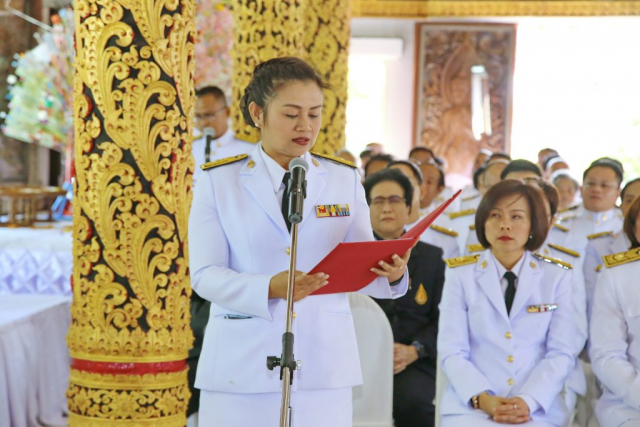 ดร.ประภัสสร ดำรงกุล อึ้งวณิชยพันธ์ รองอธิการบดีมหาวิทยาลัยแม่ฟ้าหลวง ประกาศแจ้งยอดกฐินในงานถวายผ้ากฐินพระราชทาน