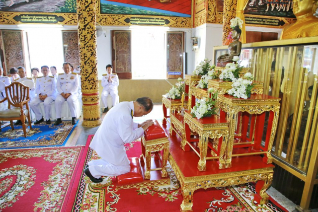 รศ.ดร.วันชัย ศิริชนะ ประธานในพิธีกราบพระประธาน