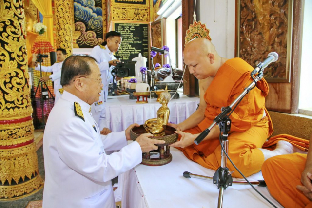 รศ.ดร.วันชัย ศิริชนะ ประธานในพิธีรับมอบของที่ระลึก