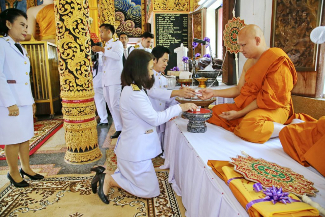 ผู้เข้าร่วมในพิธีรับมอบของที่ระลึก