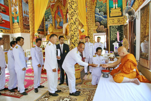 ผู้เข้าร่วมในพิธีรับมอบของที่ระลึก