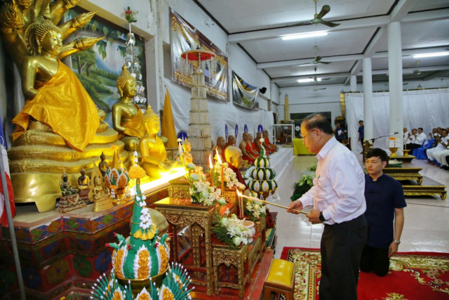 รศ.ดร.วันชัย ศิริชนะ อธิการบดี จุดธูปเทียนบูชาพระรัตนตรัย