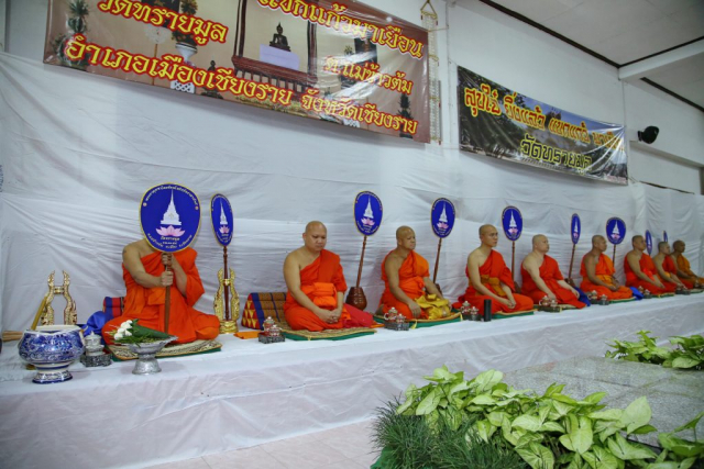 ประธานสงฆ์ให้ศีล