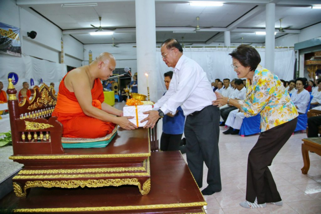 รศ.ดร.วันชัย ศิริชนะ ประธานในพิธี และคุณวรรณะ ศิริชนะ ถวายกัณฑ์เทศน์แด่พระสงฆ์