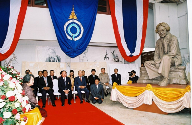 สมเด็จพระเจ้าพี่นางเธอ เจ้าฟ้ากัลยานิวัฒนา กรมหลวงนราธิวาสราชนครินทร์ (พระอิสริยยศขณะนั้น) เสด็จทอดพระเนตรต้นแบบพระรูปและพระราชทานพระวินิจฉัย เมื่อวันอังคารที่ 15 มิถุนายน 2547 ณ บ้านเลขที่ 35/75 ถนนพุทธมณฑล 1 หมู่บ้านมหาดไทย กรุงเทพมหานคร