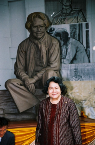 สมเด็จพระเจ้าพี่นางเธอ เจ้าฟ้ากัลยานิวัฒนา กรมหลวงนราธิวาสราชนครินทร์ (พระอิสริยยศขณะนั้น) เสด็จทอดพระเนตรต้นแบบพระรูปและพระราชทานพระวินิจฉัย เมื่อวันอังคารที่ 15 มิถุนายน 2547 ณ บ้านเลขที่ 35/75 ถนนพุทธมณฑล 1 หมู่บ้านมหาดไทย กรุงเทพมหานคร