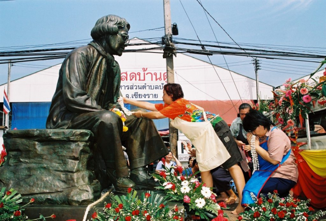 ขบวนแห่อัญเชิญพระรูปสมเด็จพระศรีนครินทราบรมราชชนี เคลื่อนที่ผ่านถนนสายสำคัญของจังหวัดเชียงราย และมีประชาชนเข้าร่วมสักการะ