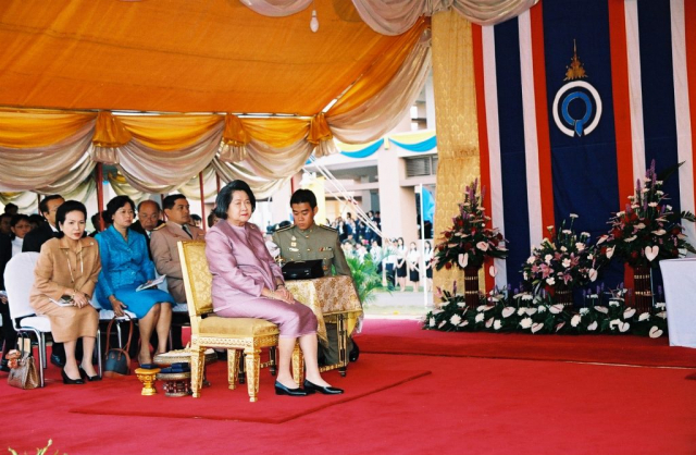 สมเด็จพระเจ้าพี่นางเธอ เจ้าฟ้ากัลยานิวัฒนา กรมหลวงนราธิวาสราชนครินทร์ (พระอิสริยยศขณะนั้น) เสด็จแทนพระองค์ ทรงประกอบพิธีเททองหล่อพระรูปสมเด็จพระศรีนครินทราบรมราชชนนี ณ มหาวิทยาลัยแม่ฟ้าหลวง