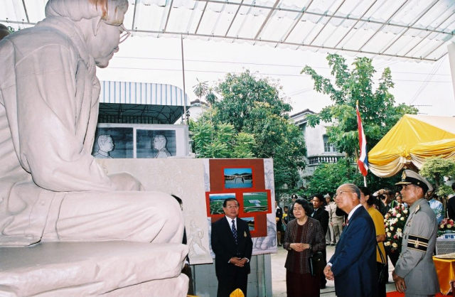สมเด็จพระเจ้าพี่นางเธอ เจ้าฟ้ากัลยานิวัฒนา กรมหลวงนราธิวาสราชนครินทร์ (พระอิสริยยศขณะนั้น) เสด็จทอดพระเนตรต้นแบบพระรูปและพระราชทานพระวินิจฉัย เมื่อวันอังคารที่ 15 มิถุนายน 2547 ณ บ้านเลขที่ 35/75 ถนนพุทธมณฑล 1 หมู่บ้านมหาดไทย กรุงเทพมหานคร